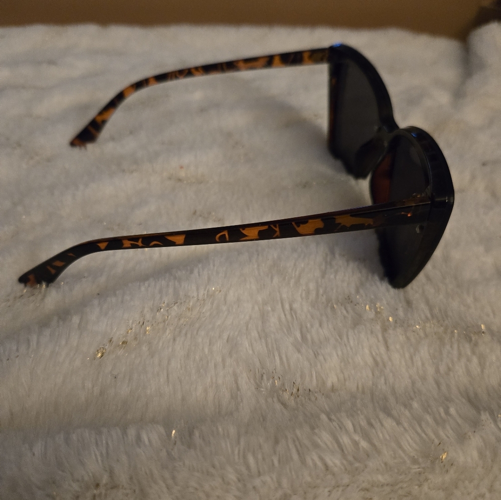 **3/$20** 50s/60s Style Sunglasses - Picture 2 of 3